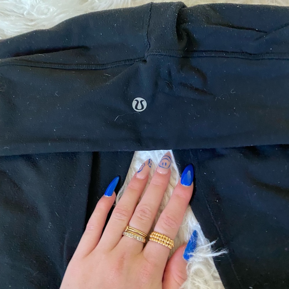 These are Lululemon winder leggings in black. (Low waisted)